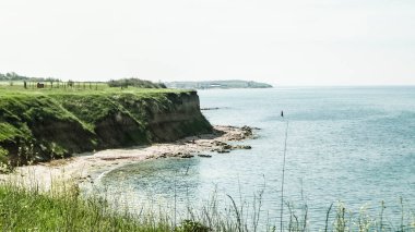 Karadeniz kıyılarındaki uçurumlar. Romanya 'nın Vama Veche kentinde kayalıkların manzarası ve plaj. Doğa ve seyahat kavramı.