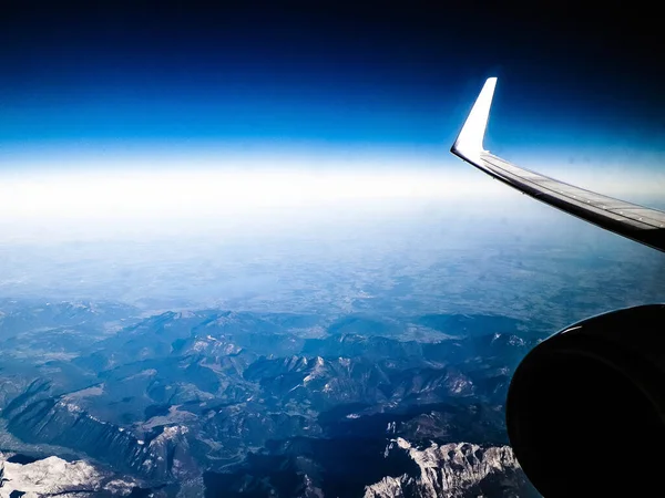 Pohled Okna Letadla Alpách Křídlo Letadla Motorce Koncept Cestování Dopravy — Stock fotografie