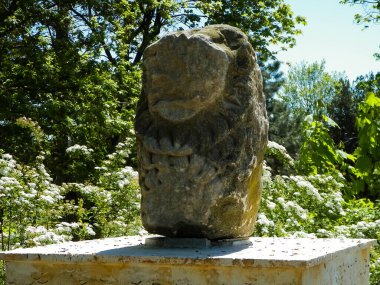 Romanya 'nın Köstence kentindeki parktaki antik kalıntılar. Tarih ve mimari kavramı.
