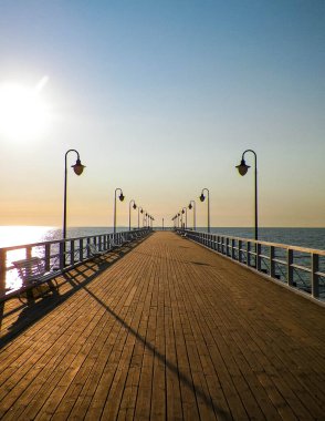 Polonya, Gdynia 'daki iskelede gün doğumu. Güzel cilalı doğa, baltık denizi ve yaz konsepti. Boşluğu kopyala.