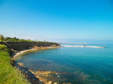 Karadeniz kıyılarındaki uçurumlar. Romanya 'nın Vama Veche kentinde kayalıkların manzarası ve plaj. Doğa ve seyahat kavramı.