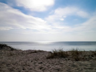 Hel Peninsula 'dan Baltık deniz kıyıları - Hel şehrine yakın plaj. Baltık Denizi ve Gdansk Körfezi 'nin güzel doğası. Seyahat ve doğa kavramı.