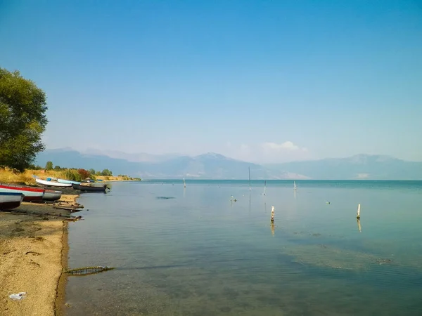 Barcos pesqueros en la costa del Lago Prespa y Montañas del Parque
