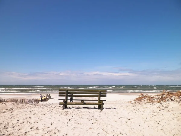 Бенч Пляжі Стіло Балтійське Море Польща Копіюємо Простір Синьому Небі — стокове фото