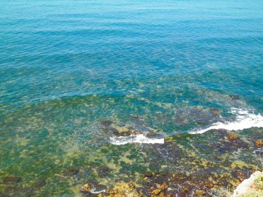 Karadeniz 'in kıyısındaki uçurumdan bak. Karadeniz 'in güzel şeffaf suyu, keşif ve doğa konsepti, Romanya ve Dobrogea bölgesi.
