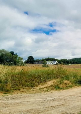 Kashubia 'daki tarlaların üzerindeki kara bulutlar. Yağmur yağacak. Kuzey Polonya 'nın güzel doğası.