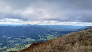 Dağın tepesinden Bieszczady 'nin güzel manzarası. Dağ turizmi.