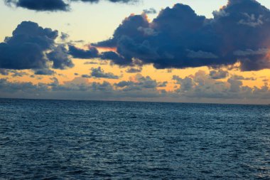 Akdeniz üzerinde güzel gün doğumu veya gün batımı gökyüzü.