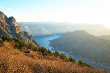 Karadağ 'daki fiyort ve Lovcen Dağları manzarası. Doğanın güzelliği.