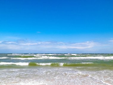Baltık Denizi 'nin nefes kesici manzarası. Gökyüzünde boşluk kopyala.
