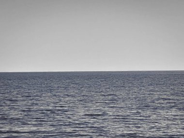 Doğal arka plan olarak deniz manzarası. Gökyüzünde boşluk kopyala.