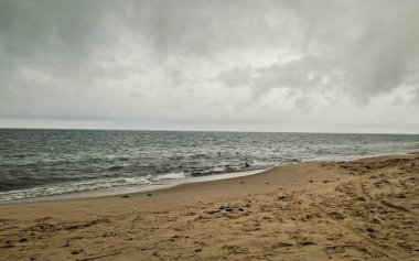 Chlapowo 'daki Baltık sahili. Polonyalı sahillerde yağmurlu hava.