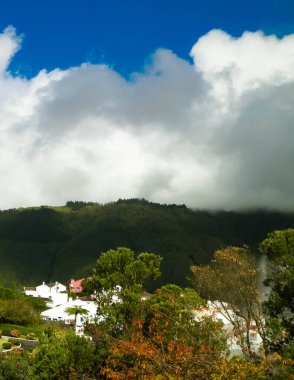 Sao Miguel Adası 'ndaki mobilyalar kaplıca ve popüler turistik eğlence şehridir. Azores takımadaları.