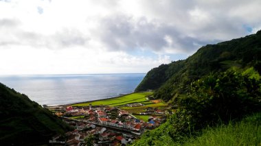 Sao Miguel Adası 'ndaki Faial da Terra' da Atlantik Okyanusu kıyısında. Azores takımadalarının keşfi.