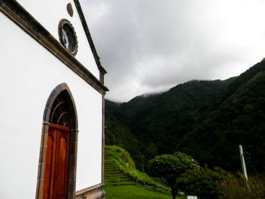 Sao Miguel Adası 'ndaki tropikal ormanda küçük bir kilise.