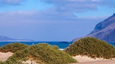 Lanzarote Adası 'ndaki Sandy Beach Caleta de Famara. Kanaryalar. Sörfçüler arasında ikonik bir yer.