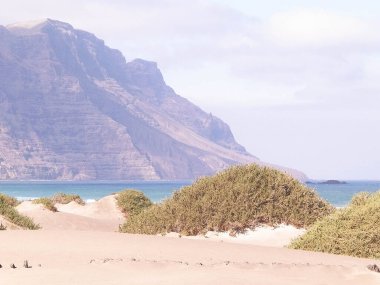 Lanzarote Adası 'ndaki Sandy Beach Caleta de Famara. Kanaryalar. Sörfçüler arasında ikonik bir yer.