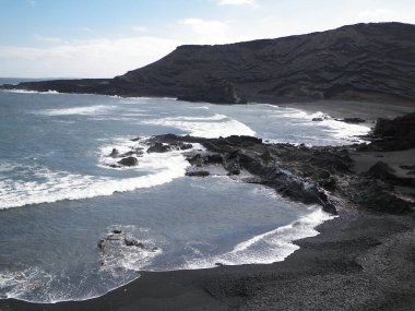 El Golfo plajındaki uçurumlar. Lanzarote Adası. Popüler turistik cazibe.