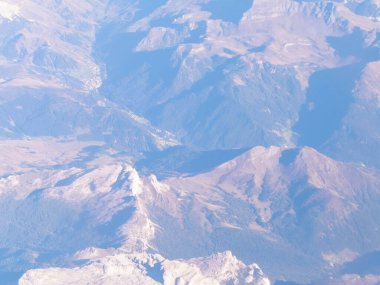 Alpler, uçağın penceresinden dağların manzarası. Toprak bükme ve doğa kavramı.