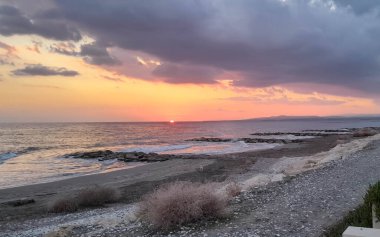 Akdeniz üzerinde gün batımı. Kıbrıs adası kıyısı. Doğanın güzelliği.