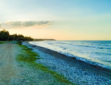 Akdeniz üzerinde gün batımı. Kıbrıs adası kıyısı. Doğanın güzelliği.