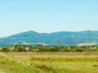 Toskana, arka planda çayır ve Apeninlerin manzarası. İtalya, Toskana 'da yaz.