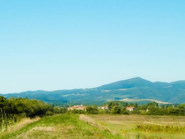Toskana, arka planda çayır ve Apeninlerin manzarası. İtalya, Toskana 'da yaz.