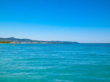 Sahil ve şeffaf, Tiren Denizi 'nin turkuaz suyu. Seyahat ve doğa kavramı. Güneşli bir yaz günü. Boşluğu kopyala.