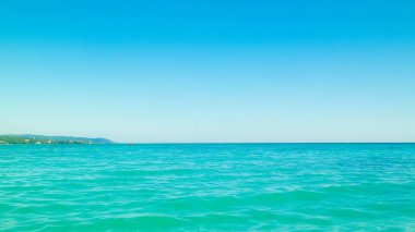 Tiren Denizi 'nin turkuaz suyu. Seyahat ve doğa kavramı. Güneşli bir yaz günü. Boşluğu kopyala.