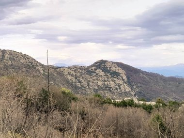 Skadar Gölü yakınlarındaki Rumija Dağları. Karadağ turizm sezonu dışında.