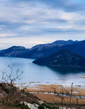 Karadağ 'daki Lovcen dağları ve Skadar Gölü. Doğanın güzelliği. Sonbahar mevsimi.