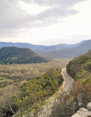 Skadar Gölü yakınlarındaki Rumija Dağları 'ndan geçen yol. Karadağ turizm sezonu dışında.