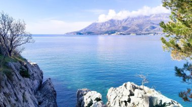 Zvala 'daki kayalıklardan deniz manzarası. Karadağ 'da turistik doğal bölge.