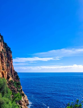 Mallorca Adası 'nın kıyısındaki kayalıklar. Baleares 'ün şaşırtıcı doğası.
