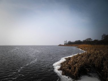Jamno Gölü kıyısında. Kuzey Polonya doğası. Jamno, Lazy, Mielno ve Baltık Denizi 'ne yakın büyük bir göldür. Seyahat ve keşif konsepti.