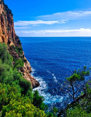 Mallorca Adası 'nın kıyısındaki kayalıklar. Baleares 'ün şaşırtıcı doğası.