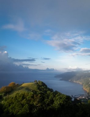 Sabahın erken saatlerinde Sao Miguel adasının nefes kesici manzarası. Azores Takımadası.