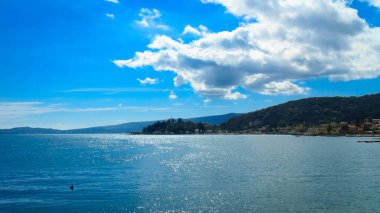 Karadağ 'ın Kotor Körfezi kıyı şeridi. Adriyatik Denizi 'nin Güzelliği.