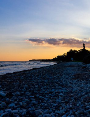 Günbatımında Kıbrıs 'ta tropik Perivolia sahilleri.