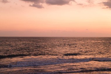 Akdeniz üzerinde gün batımının göz kamaştırıcı manzarası. Doğanın güzelliği.