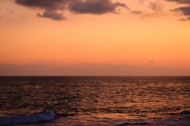 Akdeniz üzerinde gün batımının göz kamaştırıcı manzarası. Doğanın güzelliği.