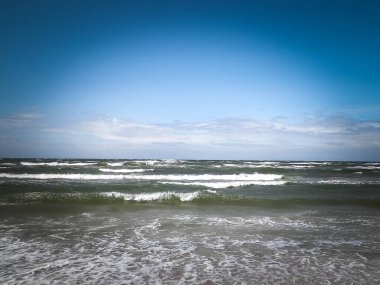 Baltık Denizi 'nin nefes kesici manzarası. Fırtına yaklaşıyor. Gökyüzünde boşluk kopyala.