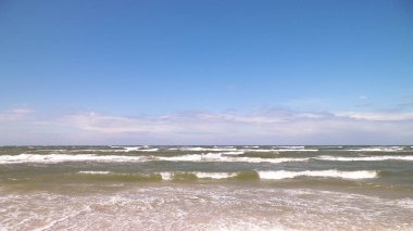 Baltık Denizi 'nin nefes kesici manzarası. Gökyüzünde boşluk kopyala.