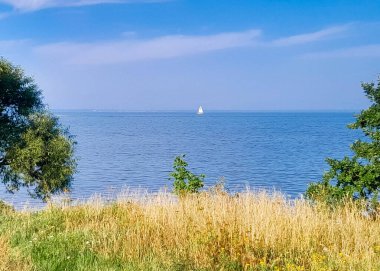 Puck yakınlarında Baltık Denizi kıyısında. Güneşli bir günde uçurumdan inanılmaz bir deniz manzarası.