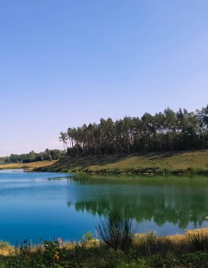 Kuzey Polonya 'daki Borowiec Gölü. Kashubia 'nın Güzeli.