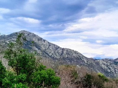 Skadar Gölü yakınlarındaki Rumija Dağları. Karadağ turizm sezonu dışında.