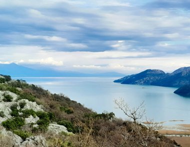 Karadağ 'daki Lovcen dağları ve Skadar Gölü. Doğanın güzelliği. Sonbahar mevsimi.