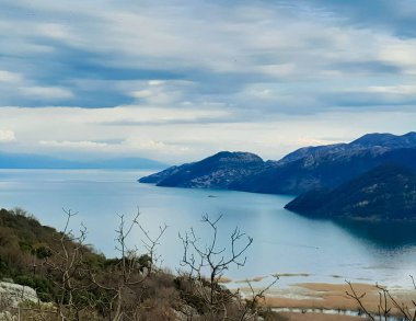 Karadağ 'daki Lovcen dağları ve Skadar Gölü. Doğanın güzelliği. Sonbahar mevsimi.