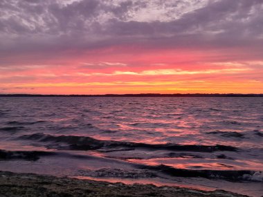Baltık Denizi üzerinde gün doğumu ya da gün batımı. Doğanın güzelliği.