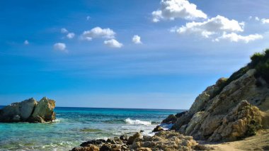 Mallorca sahilinde kaya oluşumları. Bu tropikal adanın şaşırtıcı, saf doğası.